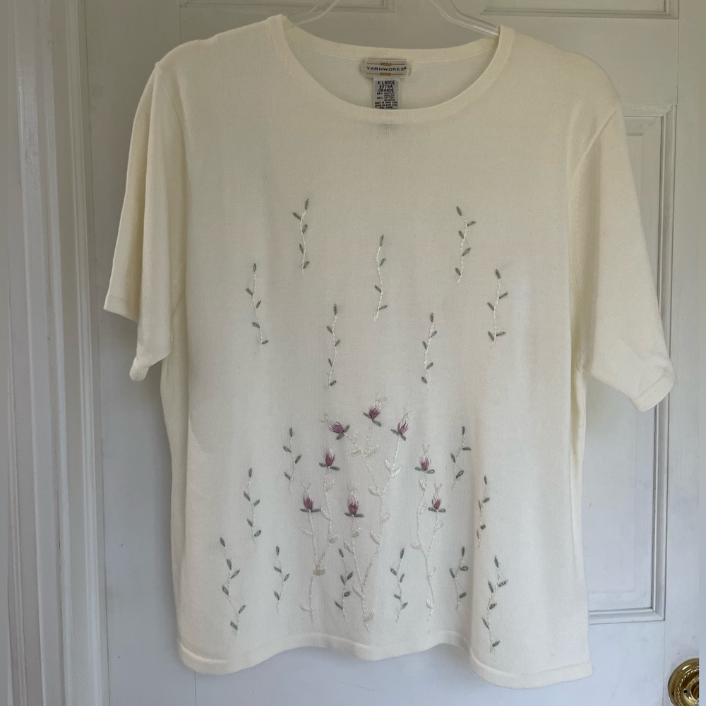 Pretty floral embroidered cream colored sweater, XL by Yarnworks